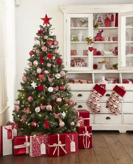 Timeless Elegance: Old Fashion Christmas Decorating Ideas 2023 for Cozy Living Rooms, Kitchens, and Beyond