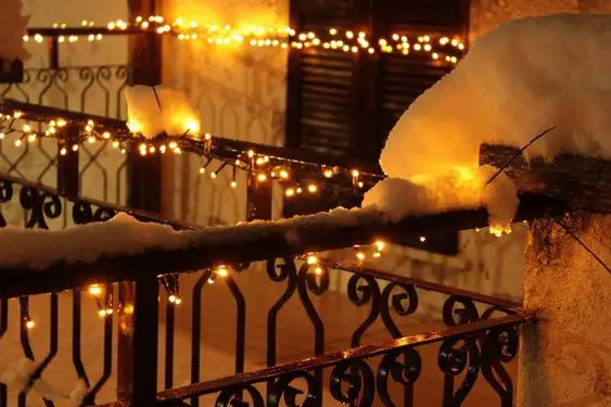 Enchanting Christmas Lights for Apartment Balconies: Ideas to Illuminate Your Space in 2023