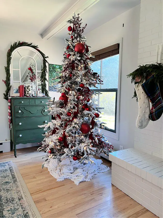 Elevate Your Space: Elegant Christmas Decor Ideas for Living Room 2023 - A Perfect Blend of Modernity, Coziness, and Tradition