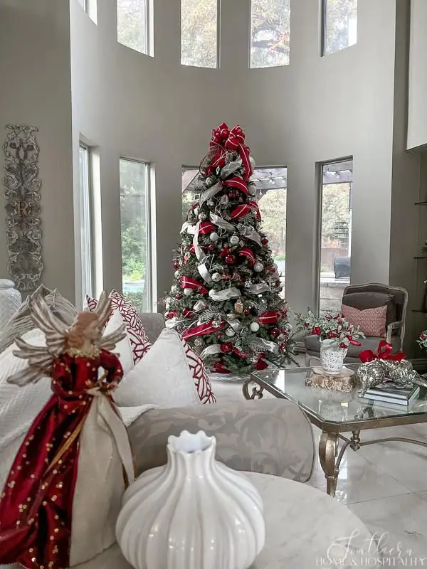 Elevate Your Space: Elegant Christmas Decor Ideas for Living Room 2023 - A Perfect Blend of Modernity, Coziness, and Tradition