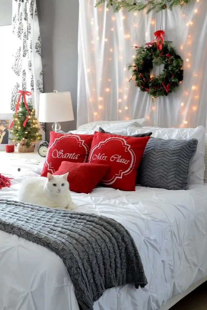 Transform Your Space with 2023 Christmas Decor Ideas for a Cozy, Aesthetic Bedroom | Pink, Green, and More
