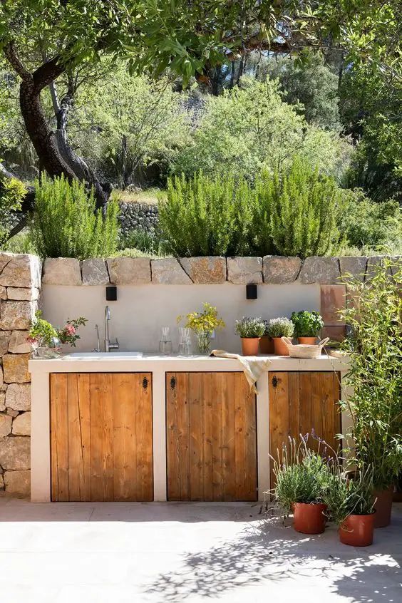 Stylish 2024 Outdoor Kitchen Trends for Chic Backyard Living Spaces