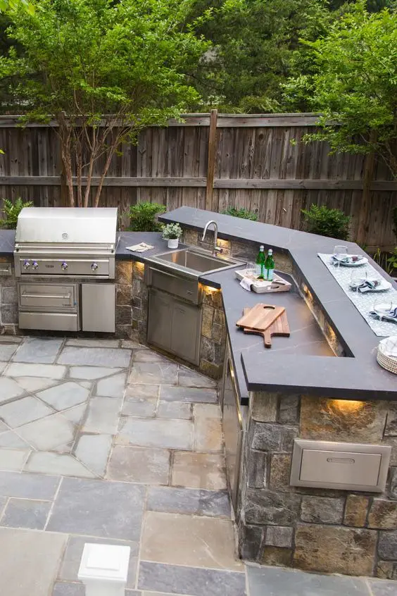 Stylish 2024 Outdoor Kitchen Trends for Chic Backyard Living Spaces