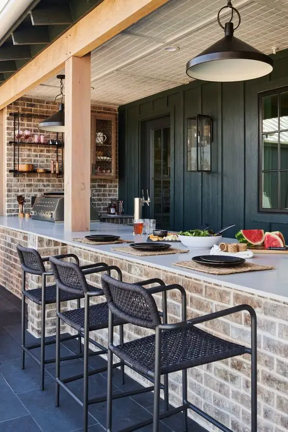 Stylish 2024 Outdoor Kitchen Trends for Chic Backyard Living Spaces