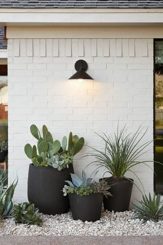 Chic Spring 2024 Front Porch Decor: Farmhouse to Modern Trends