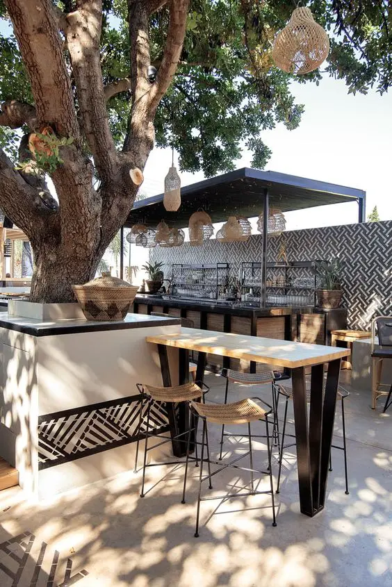 Stylish 2024 Outdoor Kitchen Trends for Chic Backyard Living Spaces