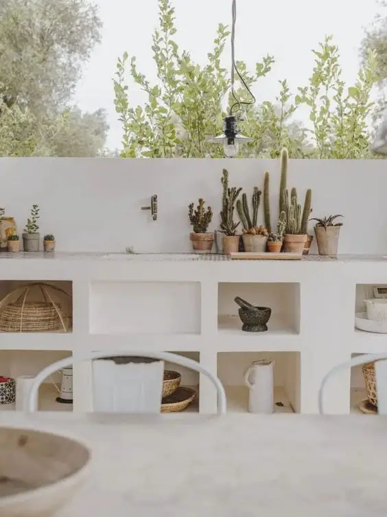 Stylish 2024 Outdoor Kitchen Trends for Chic Backyard Living Spaces