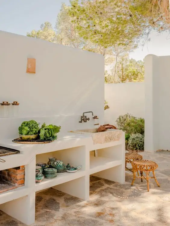 Mastering Small Backyard Design: 2024 Trends for Outdoor Kitchens, Pools, and Patio Bliss