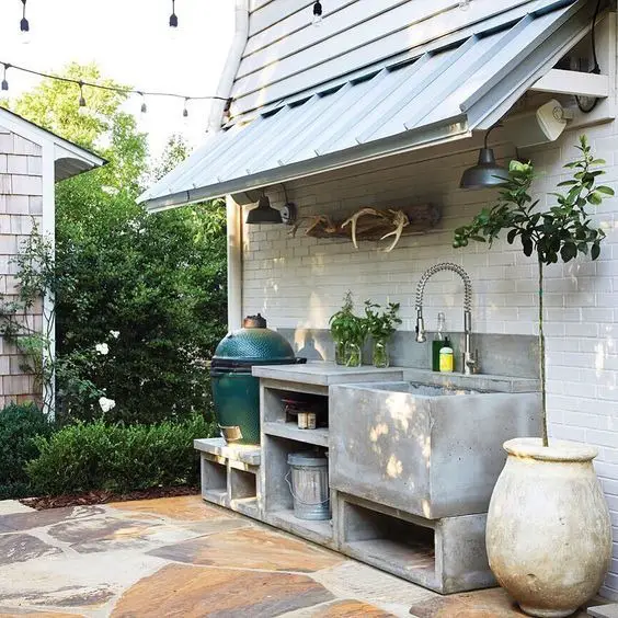 Stylish 2024 Outdoor Kitchen Trends for Chic Backyard Living Spaces