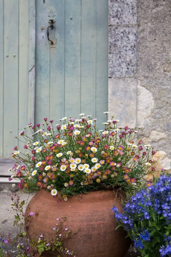 Chic Spring 2024 Front Porch Decor: Farmhouse to Modern Trends