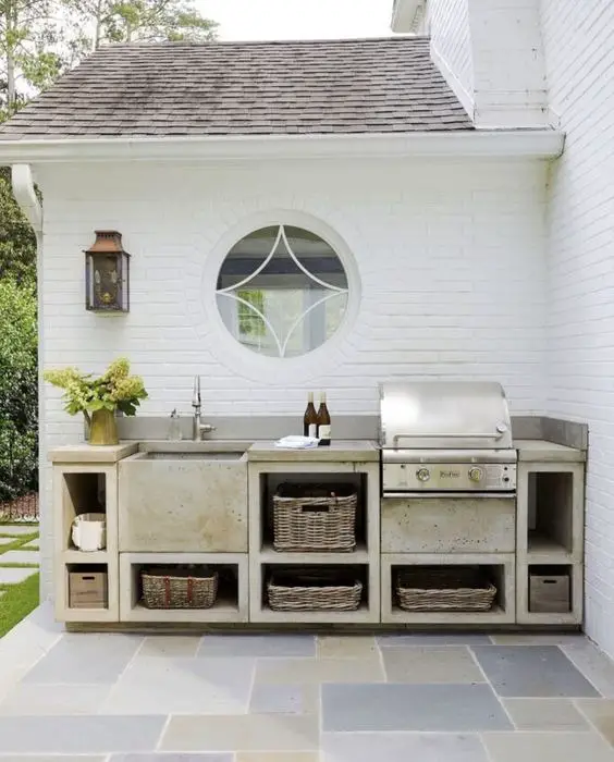 Stylish 2024 Outdoor Kitchen Trends for Chic Backyard Living Spaces