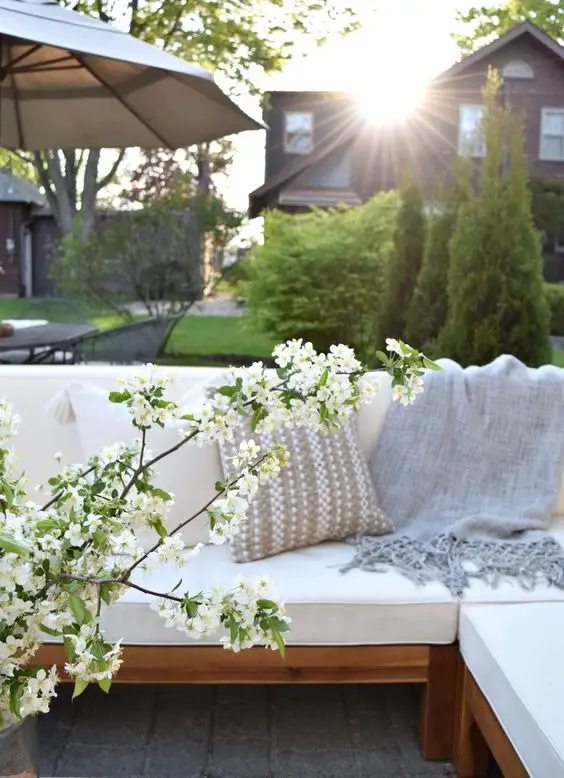 Chic 2024 Spring Backyard Decor: Trends for Stylish Outdoor Spaces