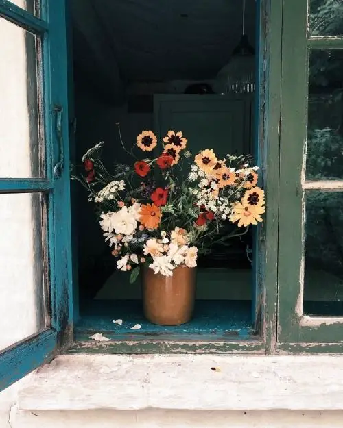 Chic Spring 2024 Front Porch Decor: Farmhouse to Modern Trends