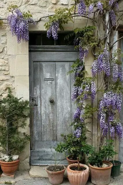 Chic Spring 2024 Front Porch Decor: Farmhouse to Modern Trends
