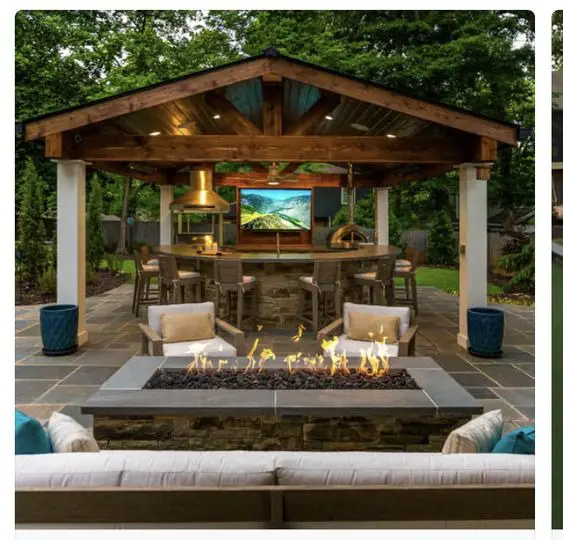 Crafting 2024's Backyard Oasis: Farmhouse Elegance in Outdoor Kitchen Design