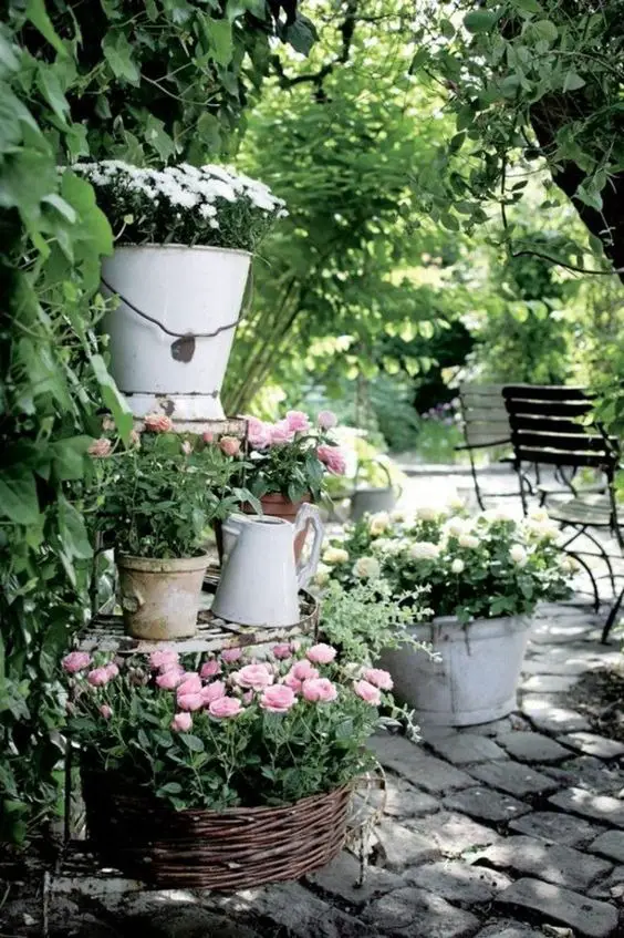 Chic 2024 Spring Backyard Decor: Trends for Stylish Outdoor Spaces