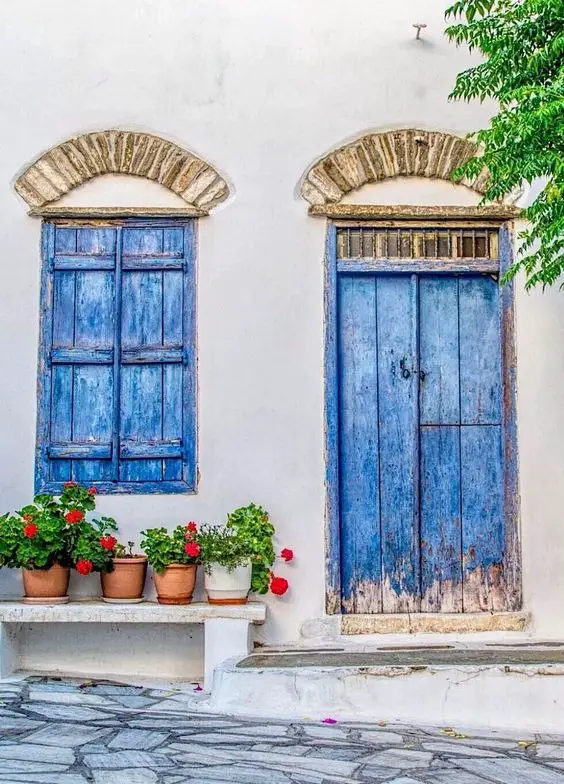 Chic Spring 2024 Front Porch Decor: Farmhouse to Modern Trends