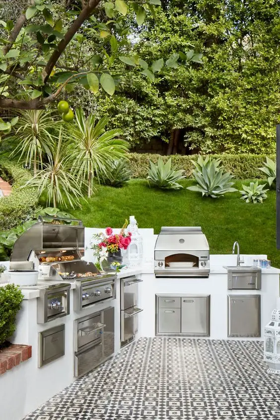 Stylish 2024 Outdoor Kitchen Trends for Chic Backyard Living Spaces