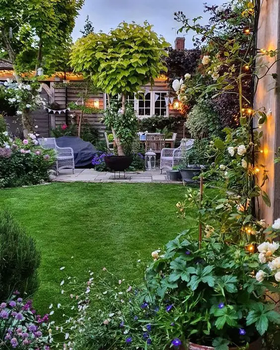 Transform Your Home: 2024 Trends in Low Front Porch Landscaping for a Budget-Friendly, Maintenance-Free Oasis