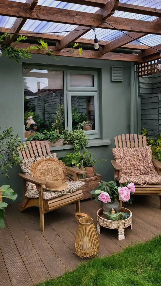 Garden Chairs: Discover Wood & Metal Designs for Trendy Outdoor Decor