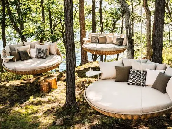 Outdoor Swing Beds: Elegance & Comfort for Garden and Porch Relaxation