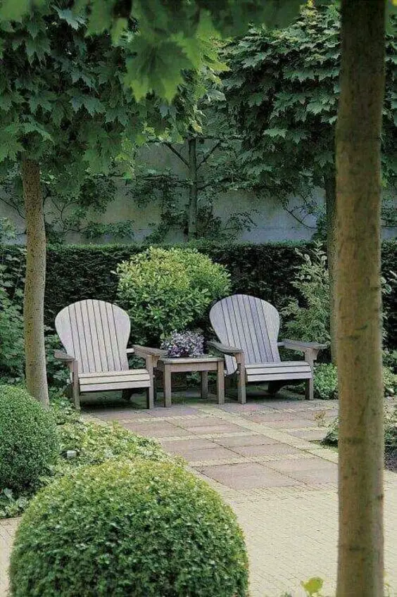 Garden Chairs: Discover Wood & Metal Designs for Trendy Outdoor Decor