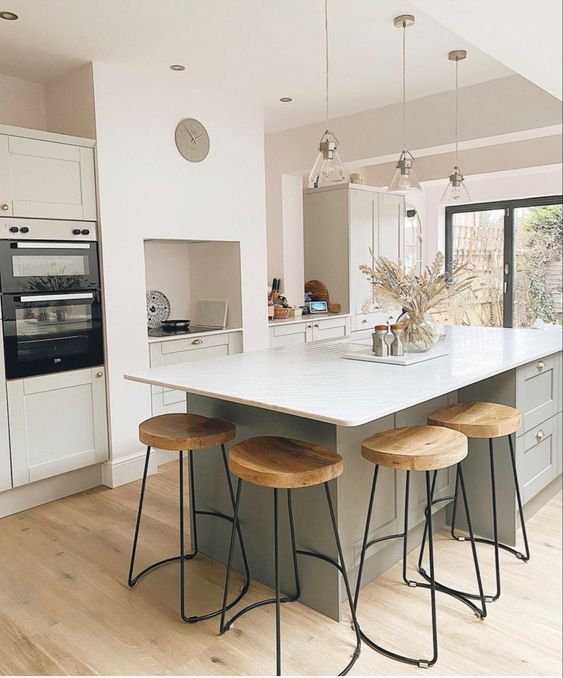 Stylish Built-In Kitchen Tables - Maximize Space & Elegance