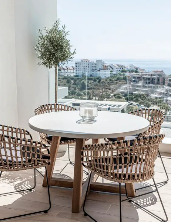 Stylish Outdoor Table & Chairs: Elevate Your Al Fresco Dining Experience