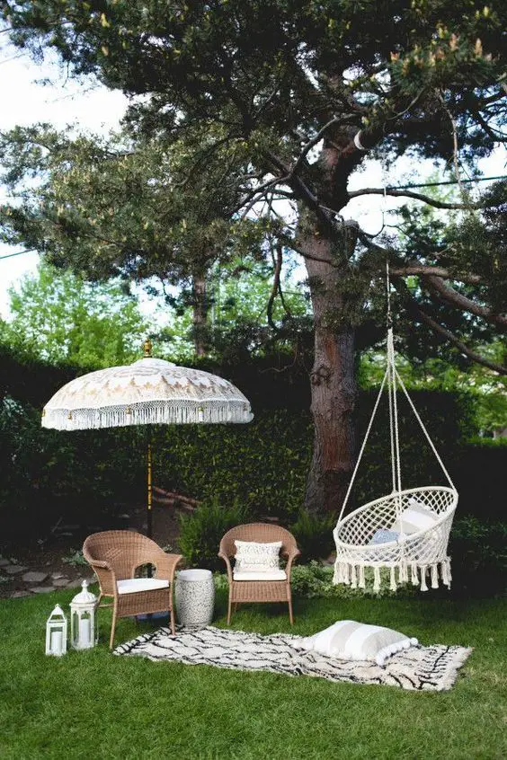 Garden Chairs: Discover Wood & Metal Designs for Trendy Outdoor Decor