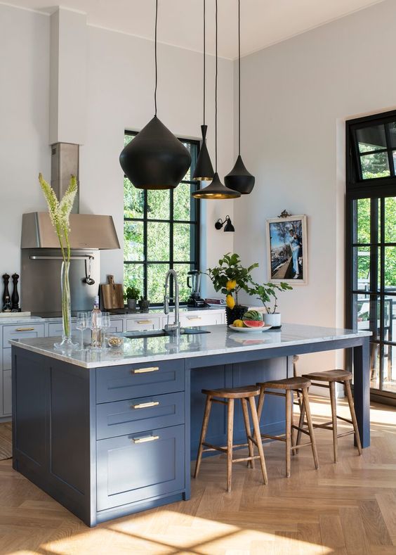 Stylish Built-In Kitchen Tables - Maximize Space & Elegance