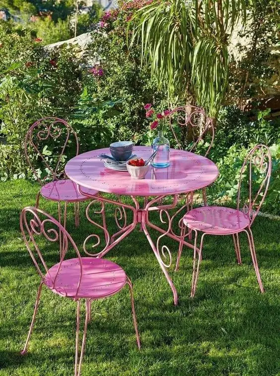 Garden Chairs: Discover Wood & Metal Designs for Trendy Outdoor Decor