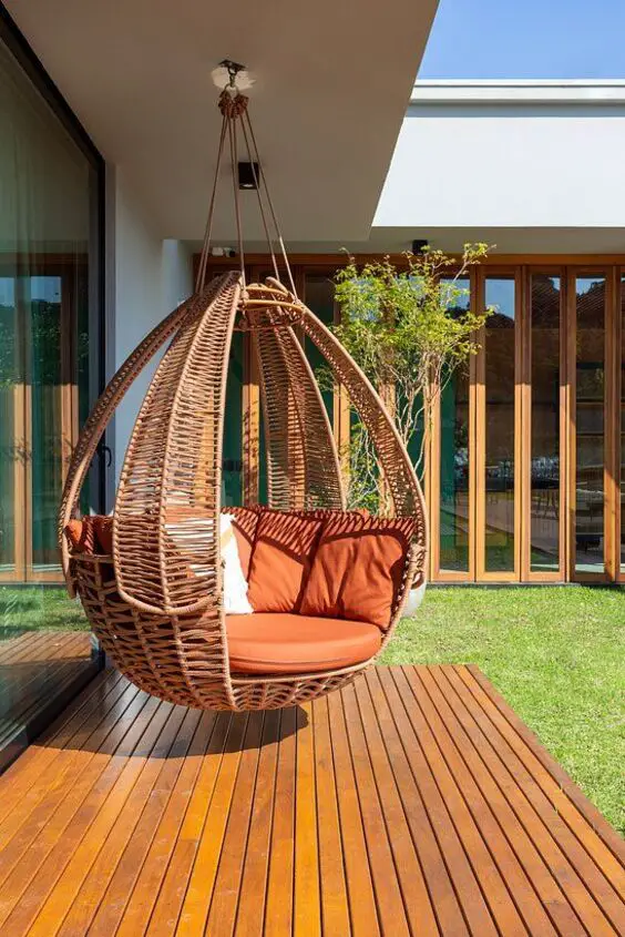 Stylish Outdoor Swing Chairs for Elegant Patio & Garden Makeovers