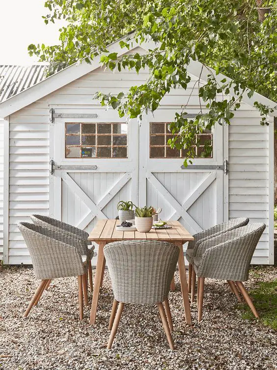 Garden Chairs: Discover Wood & Metal Designs for Trendy Outdoor Decor