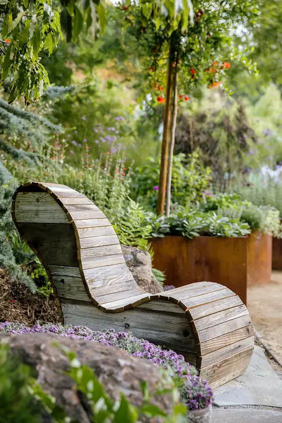 Garden Chairs: Discover Wood & Metal Designs for Trendy Outdoor Decor