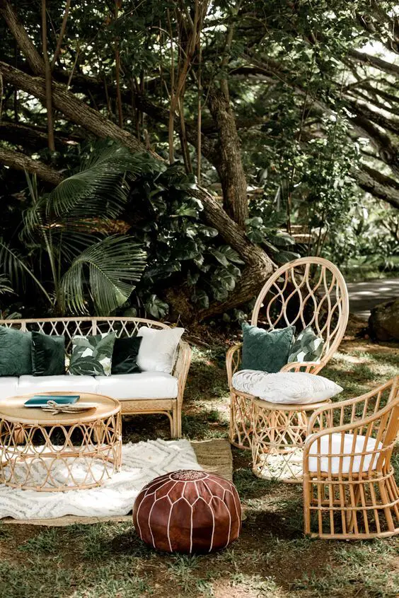 Garden Chairs: Discover Wood & Metal Designs for Trendy Outdoor Decor