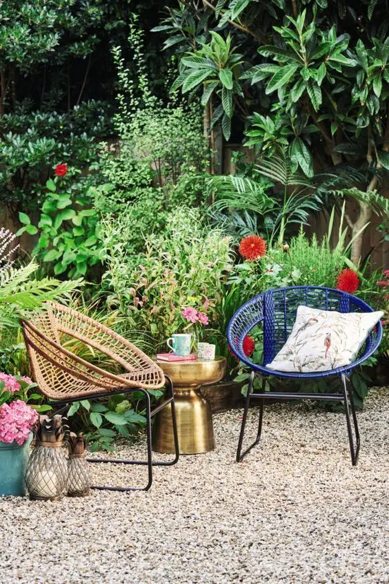 Garden Chairs: Discover Wood & Metal Designs for Trendy Outdoor Decor