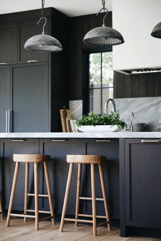 Stylish Built-In Kitchen Tables - Maximize Space & Elegance