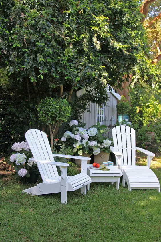 Garden Chairs: Discover Wood & Metal Designs for Trendy Outdoor Decor