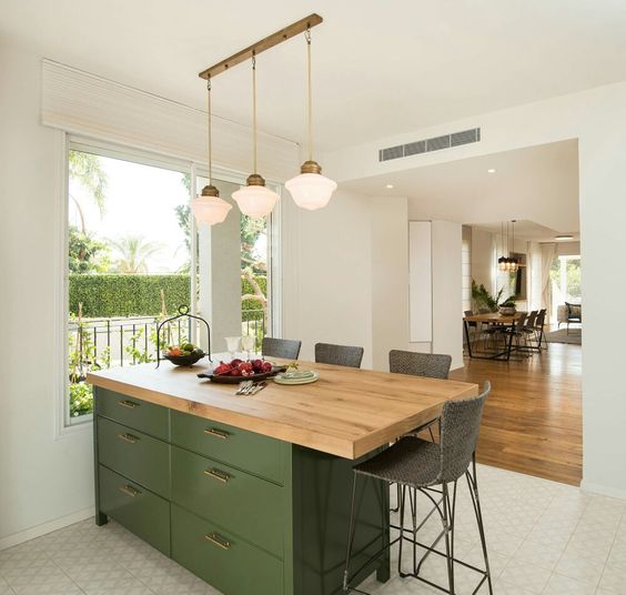 Stylish Built-In Kitchen Tables - Maximize Space & Elegance