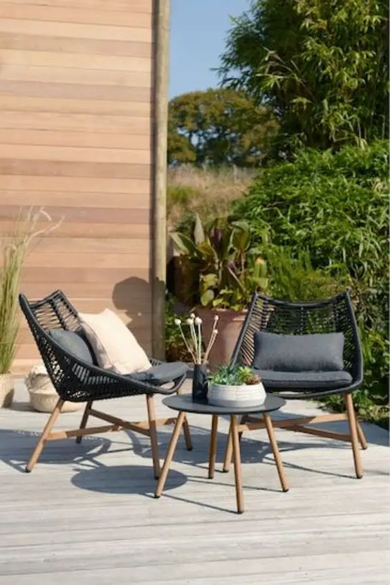 Garden Chairs: Discover Wood & Metal Designs for Trendy Outdoor Decor
