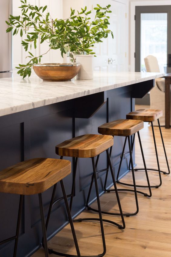 Stylish Built-In Kitchen Tables - Maximize Space & Elegance