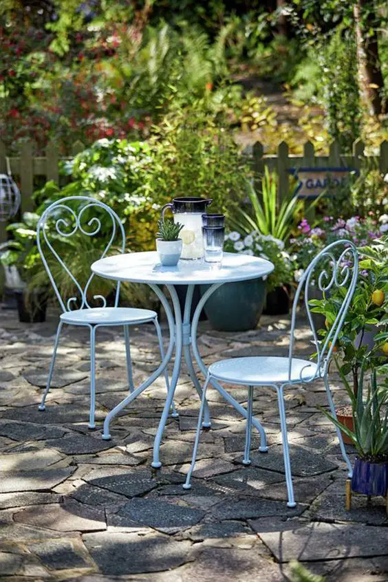 Garden Chairs: Discover Wood & Metal Designs for Trendy Outdoor Decor