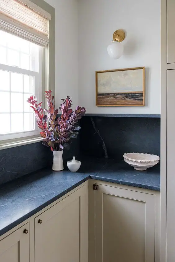 Transform Kitchens: Chic Cabinets & Backsplash Ideas for Stylish Homes