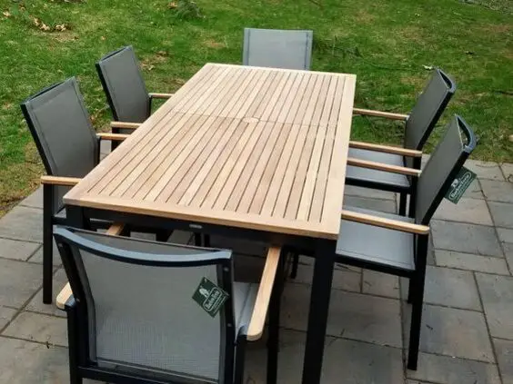 Stylish Outdoor Table & Chairs: Elevate Your Al Fresco Dining Experience