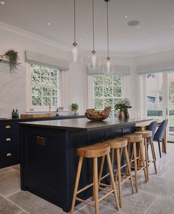 Stylish Built-In Kitchen Tables - Maximize Space & Elegance