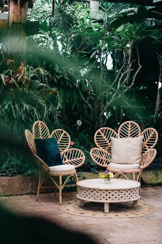 Garden Chairs: Discover Wood & Metal Designs for Trendy Outdoor Decor