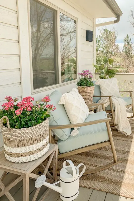 Summer Outdoor Decor: Vibrant Gardens & Porch Design Ideas